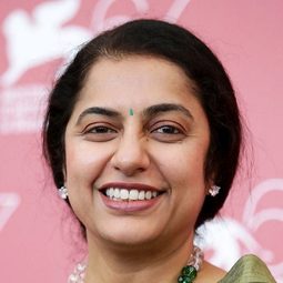 Suhasini Maniratnam 飾演 Valli (segment "Coffee, Anyone?")