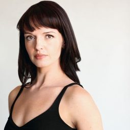 Yvette Tucker 飾演 Dancer