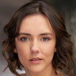 Leila Kotori 飾演 Marianne Foyster