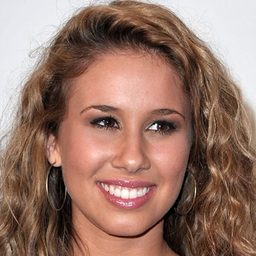 海莉·蓮哈特 飾演 Anna