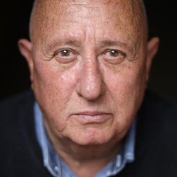 Jack Chissick 飾演 Grumpy Lawyer