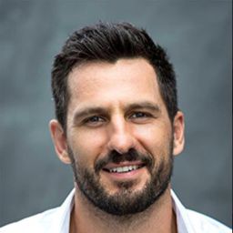 Radek Jonak 飾演 Mr. Suit