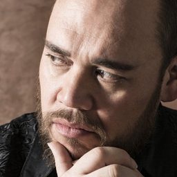 昆恩．契爾斯 飾演 Amonasro