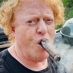 Richard Elfman 飾演 Sheriff Patterson / Hewitt