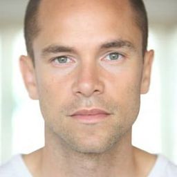 Peter Youngblood Hills 飾演 