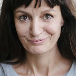 Eva Kuen 飾演 Donna Fattoria