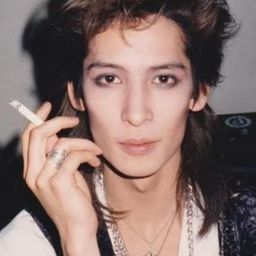 Issay 飾演 Kazunari Shitou