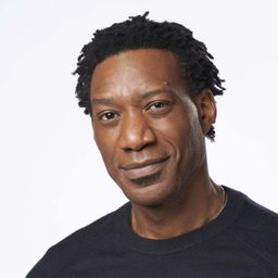 阿諾·平諾克 飾演 Pilot In Mensroom