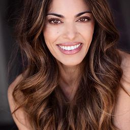 Lindsay Hartley 飾演 Kendra/Amber