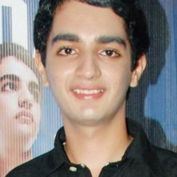 Parzaan Dastur 飾演 Osman Siddiqui