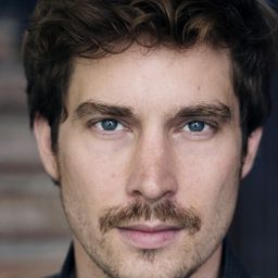 Nico Rogner 飾演 Language teacher