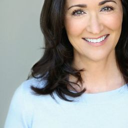 Lisa Winans 飾演 Spa Owner