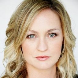 海倫·湯姆森 飾演 Gladys Presley