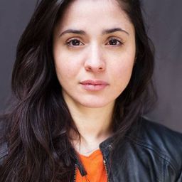 Canan Kir 飾演 Asli