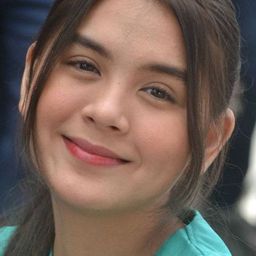 Ashley Ortega 飾演 Gemma Stone