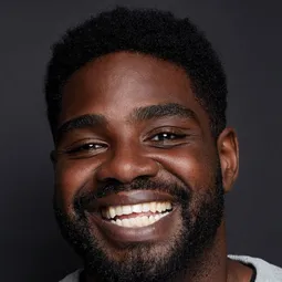 羅恩·馮切斯 飾演 Carl