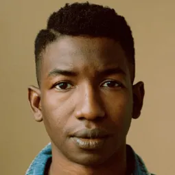 馬蒙杜·亞提 飾演 Mike