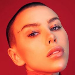 Caroline Miner 飾演 