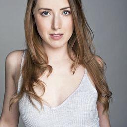 Sydney Van Delft 飾演 Yoga Girl