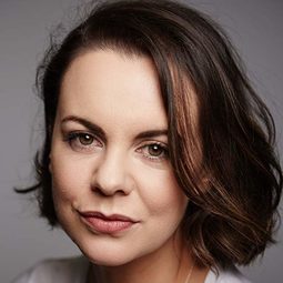 希拉蕊·羅斯 - 阿呆少年犯演員 飾演Mairead