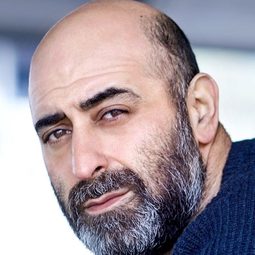 厄茲古爾·卡拉德尼茲 - 計程車演員 飾演Mergolan