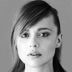 瓦萊麗亞·比列羅 飾演 Amelia