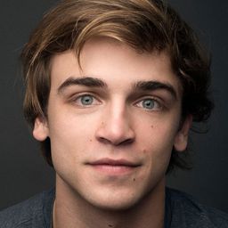 Sean Grandillo 飾演 Young Aaron