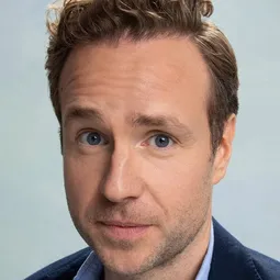 拉菲斯波 飾演 Teddy