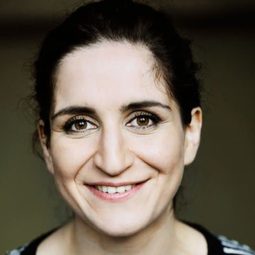Elmira Bahrami 飾演 Jana