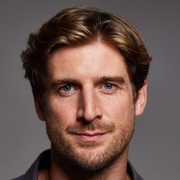 Tom Stourton - Man of the Hour演員 飾演Alistair