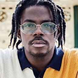 Pauli Lovejoy 飾演 Self