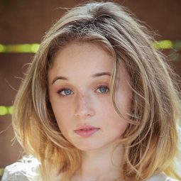 卡森·邁爾 飾演 Nora