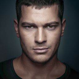 卡格岱·烏魯索伊 飾演 Saygın