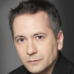 Rafa Castejón 飾演 Isart