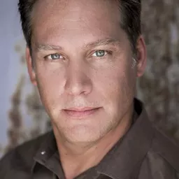 傑·賽門 飾演 The Flight Attendant