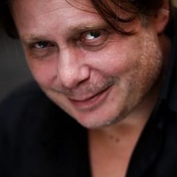 Massimiliano Caprara 飾演 Notaio