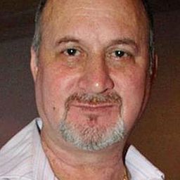 Raju Kher 飾演 Zubin Mehra