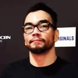 Paolo Villaluna 飾演 