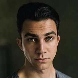 Luke Brandon Field 飾演 Young Arthur