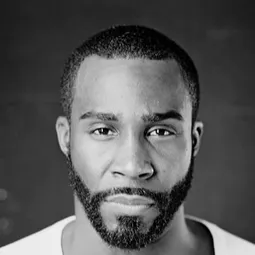 Tramell Tillman 飾演 Captain Bledsoe