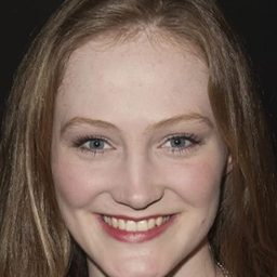 Eve Ponsonby 飾演 Hilda Reid