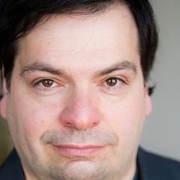 Lou Vani 飾演 Louie