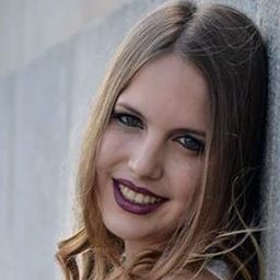 露西雅·卡蘿琳娜·佩卡奧 飾演 Tamy