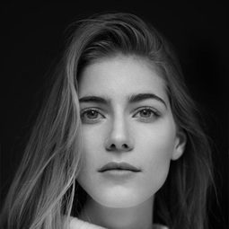 Eva Lebuef 飾演 Self