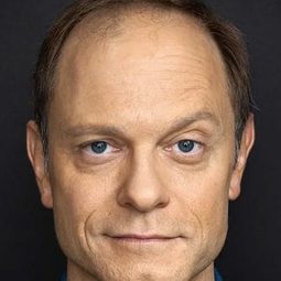 大衛·海德·皮爾斯 飾演 Warwick Wilson