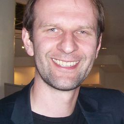 拉法爾·魯特考斯基 - 親親偷心人演員 飾演Thin Policeman