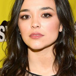 蜜朵莉·法蘭西斯 飾演 Emily