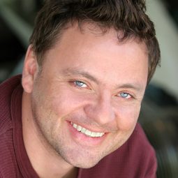 Paul Collett 飾演 Luke