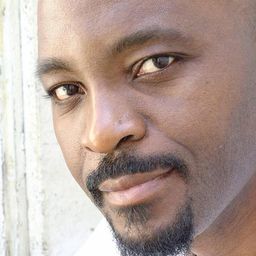 艾米爾·阿博索·穆波 飾演 