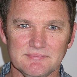 Des Morgan 飾演 Jim Crawford